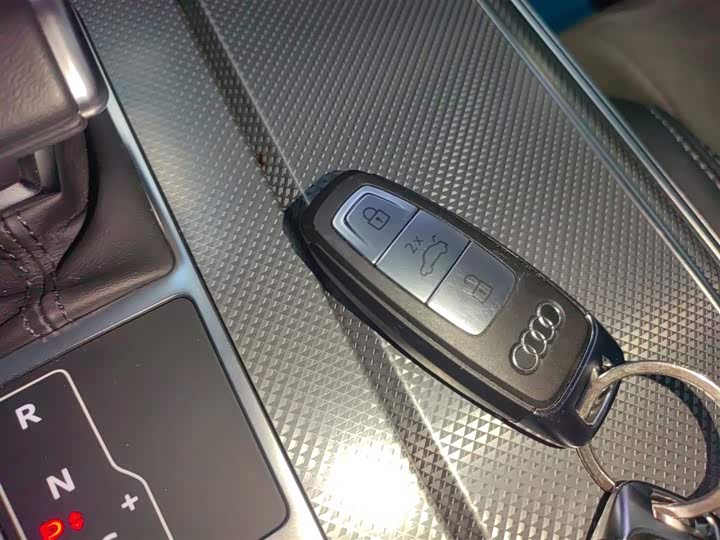 Фото 9 - Audi A6L