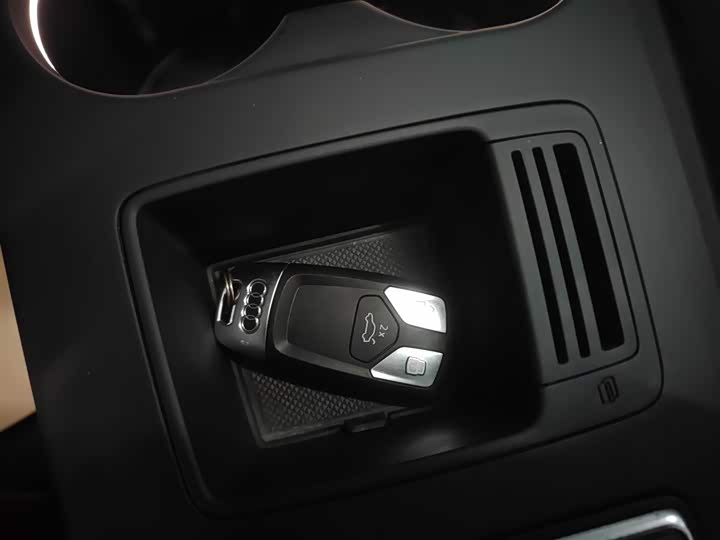 Фото 9 - Audi A4L