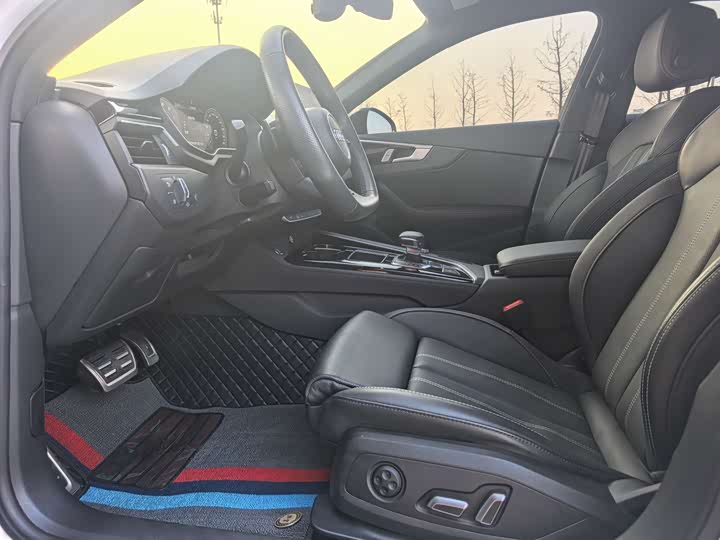 Фото 4 - Audi A4L