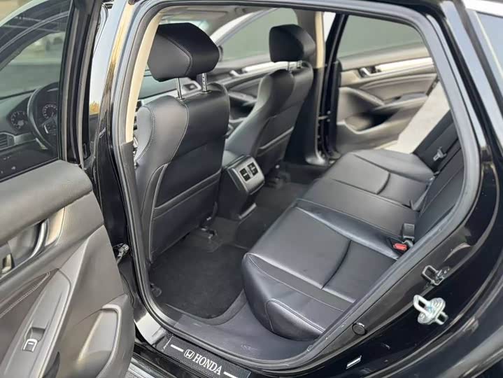 Фото 8 - Honda Accord