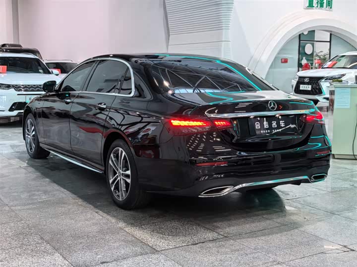 Фото 3 - Mercedes-Benz E-Class