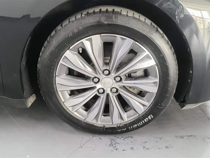 Фото 6 - Hongqi E-QM5