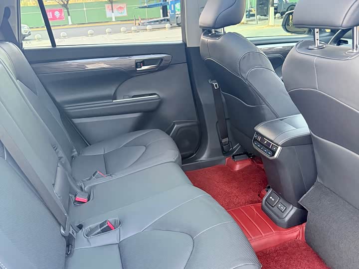 Фото 8 - Toyota Highlander