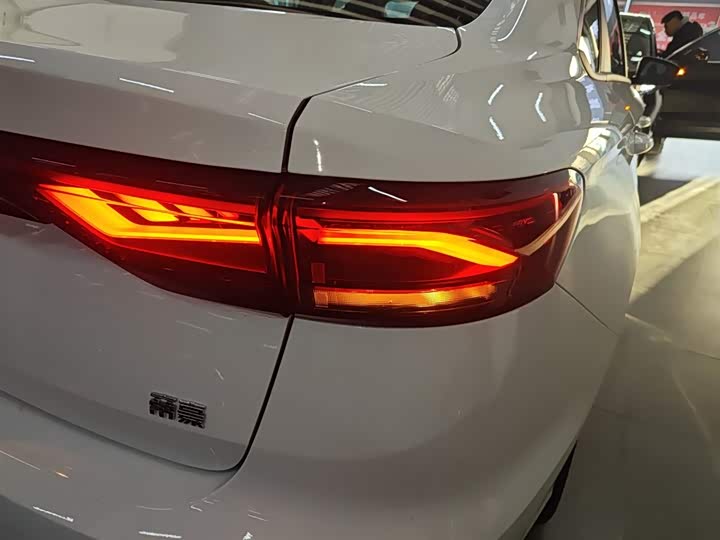 Фото 8 - Geely Emgrand