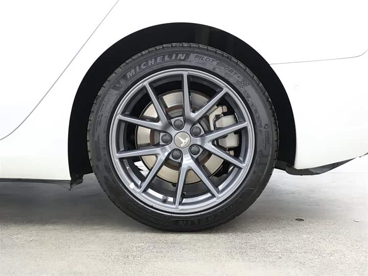 Фото 9 - Tesla Model 3