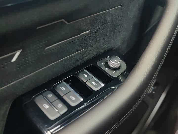 Фото 8 - Geely Monjaro