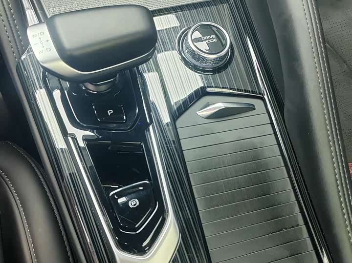 Фото 9 - Geely Monjaro