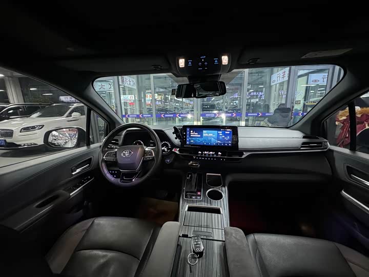 Фото 8 - Toyota Sienna