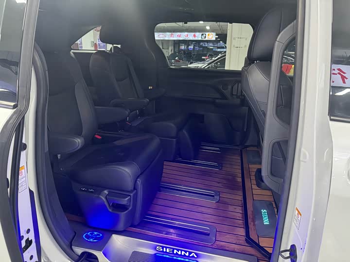 Фото 9 - Toyota Sienna