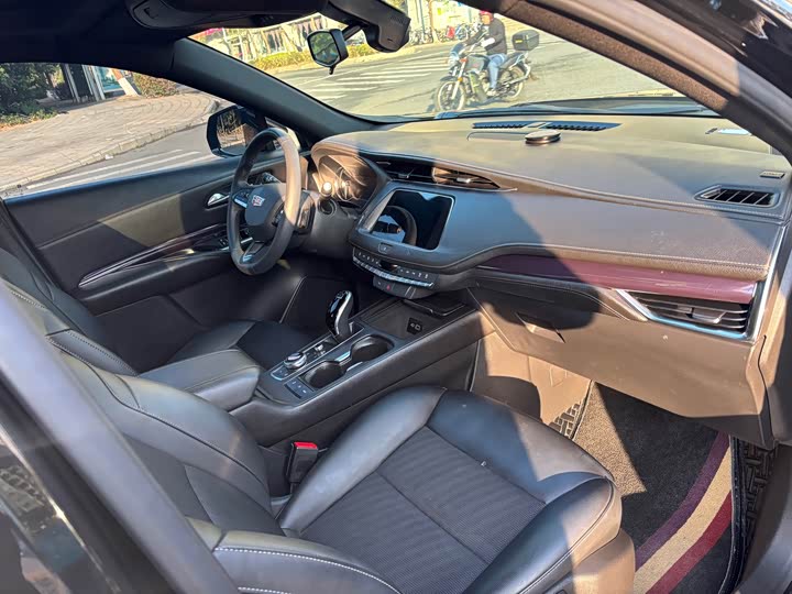 Фото 6 - Cadillac XT4