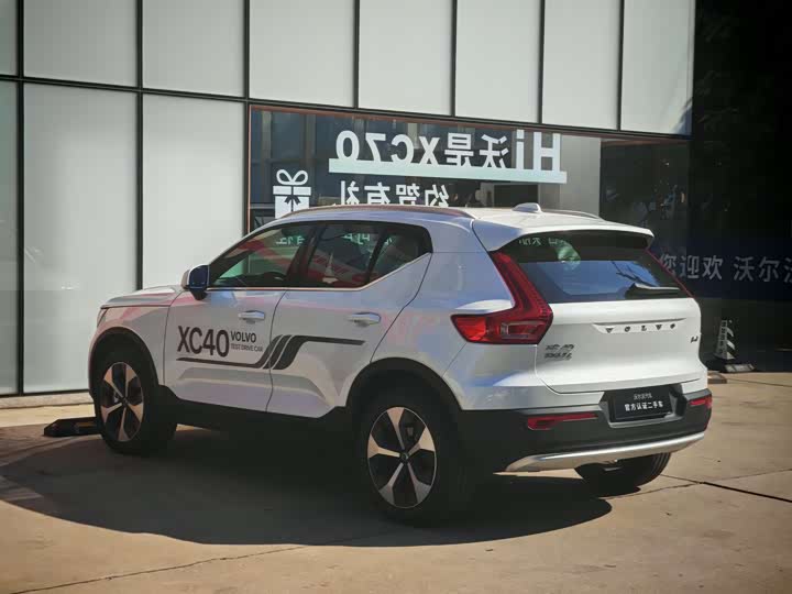 Фото 4 - Volvo XC40