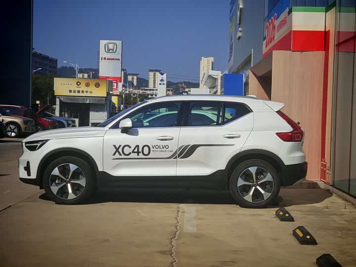Фото 7 - Volvo XC40
