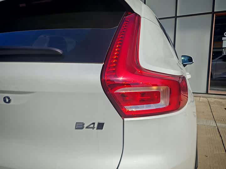 Фото 8 - Volvo XC40