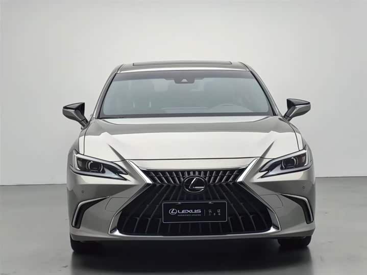 Фото 2 - Lexus ES