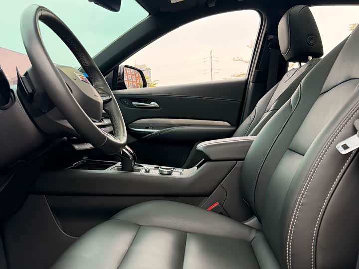 Фото 6 - Cadillac XT4