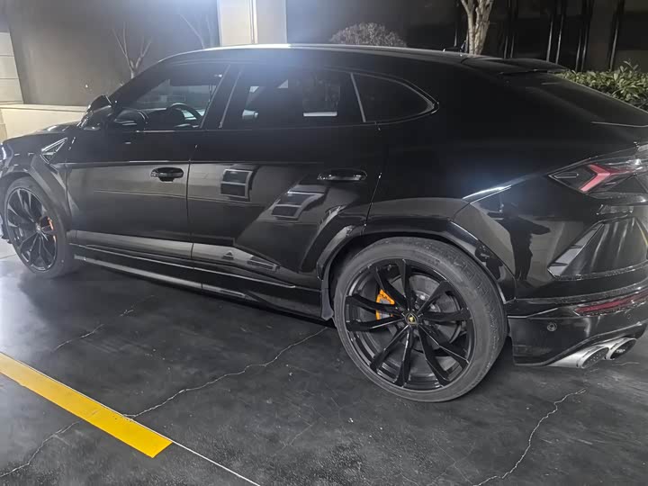 Фото 2 - Lamborghini Urus