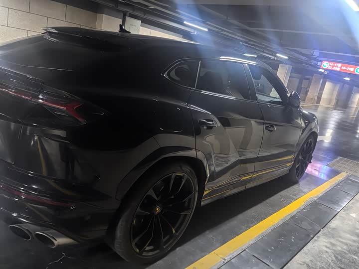 Фото 3 - Lamborghini Urus