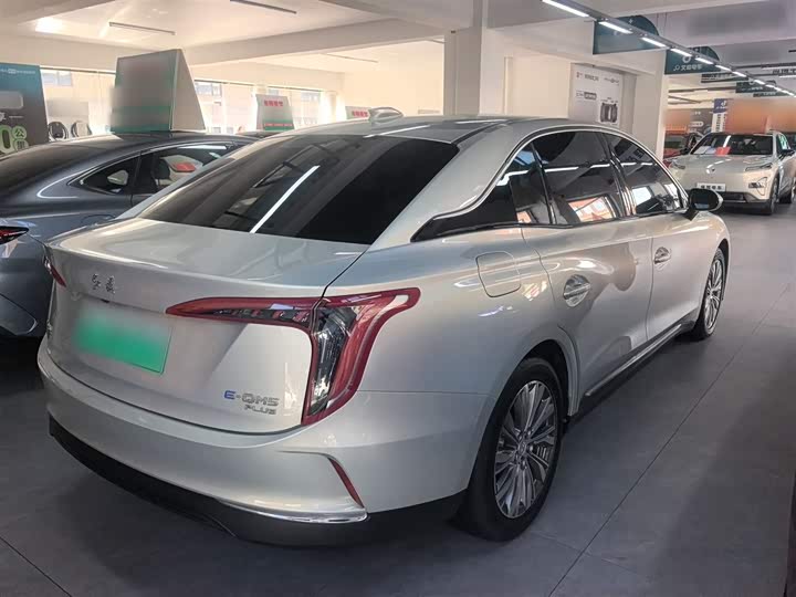 Фото 7 - Hongqi E-QM5