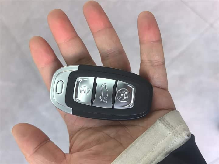 Фото 9 - Hongqi E-QM5