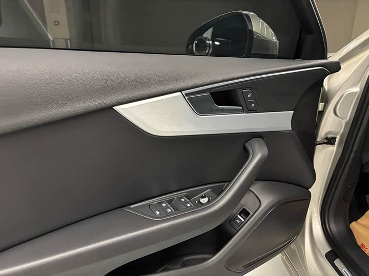 Фото 6 - Audi A4L