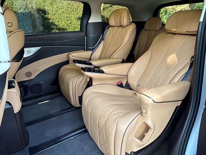 Фото 7 - Denza D9