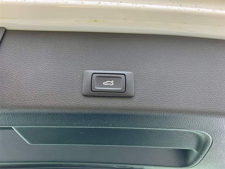 Фото 9 - Audi e-tron