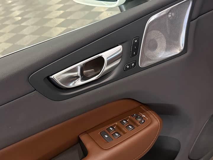 Фото 8 - Volvo XC60 Hybrid