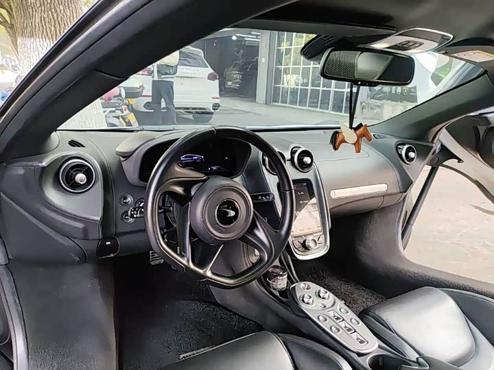 Фото 3 - McLaren GT