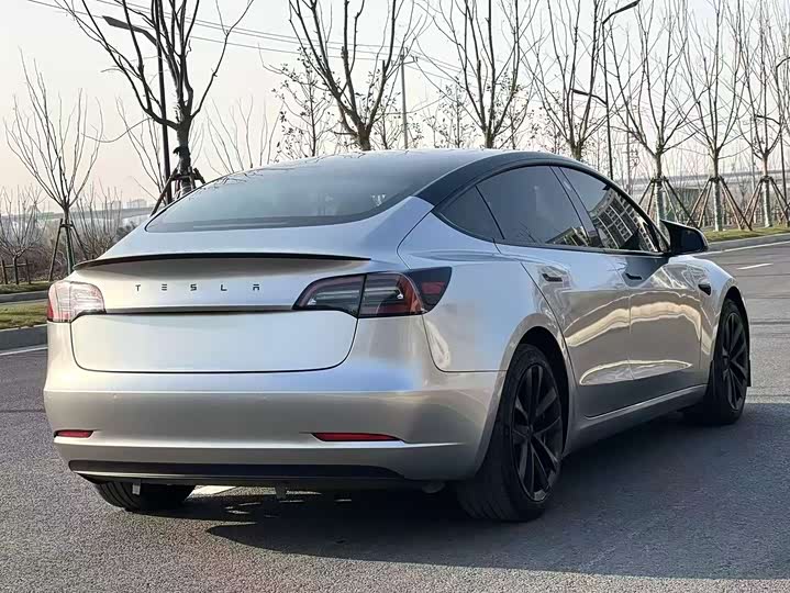 Фото 4 - Tesla Model 3