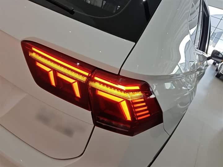 Фото 8 - Volkswagen Tiguan L Pro