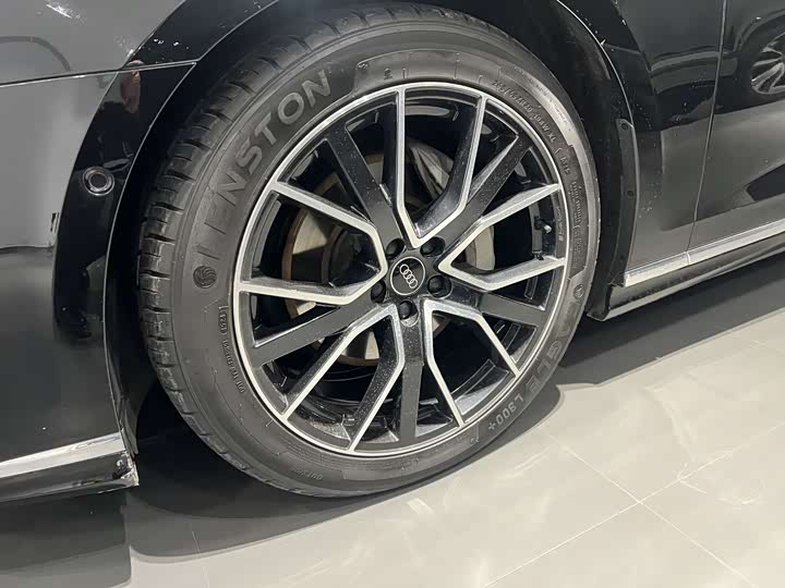 Фото 3 - Audi A8