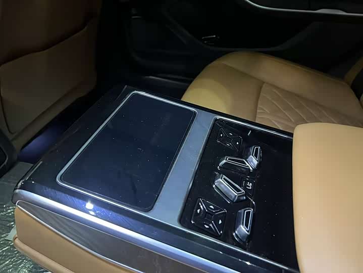 Фото 9 - Audi A8