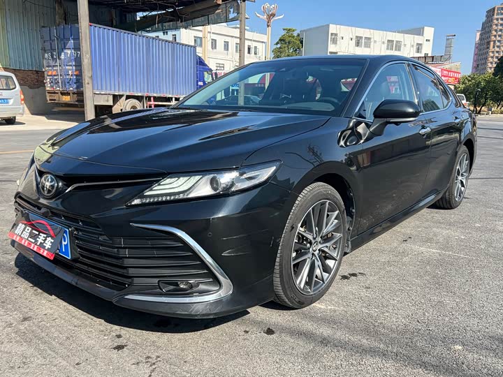 Фото 1 - Toyota Camry