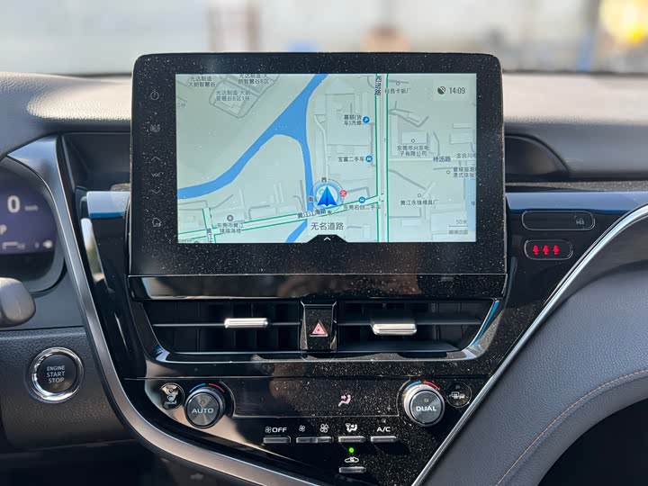 Фото 8 - Toyota Camry