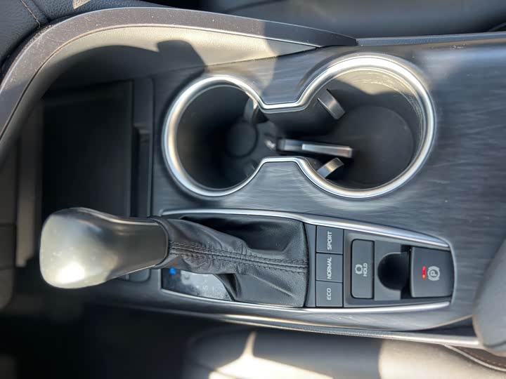 Фото 9 - Toyota Camry