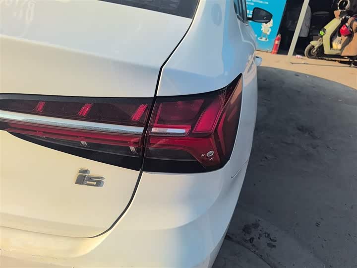 Фото 8 - Roewe i5