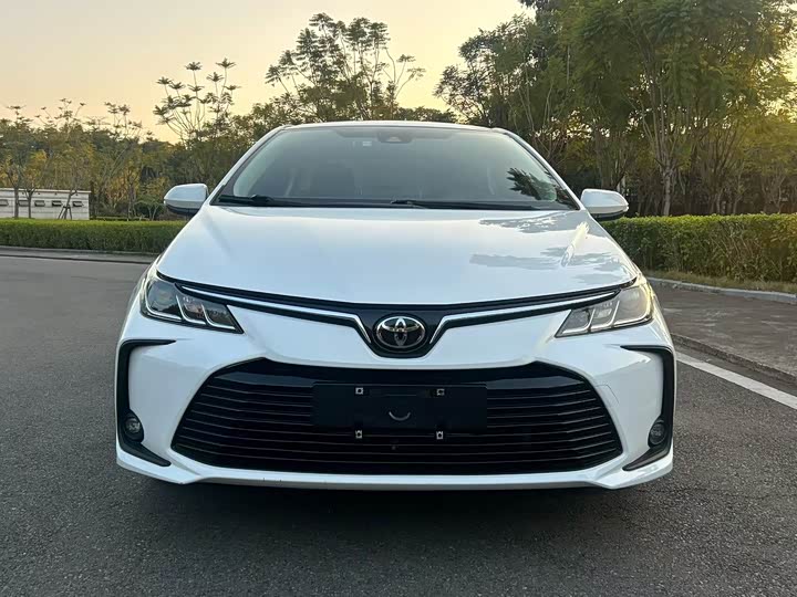 Фото 2 - Toyota Corolla