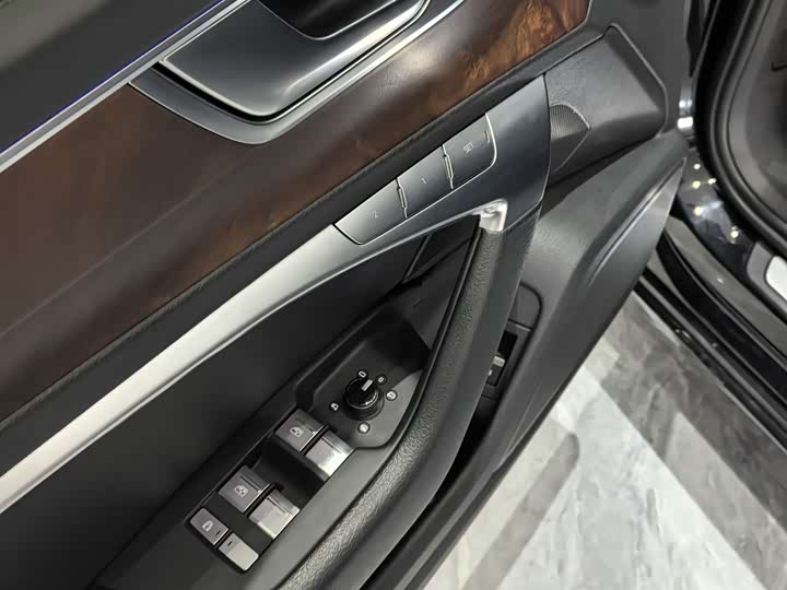 Фото 8 - Audi A6L