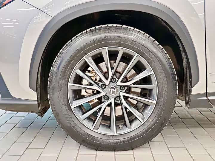 Фото 4 - Lexus NX