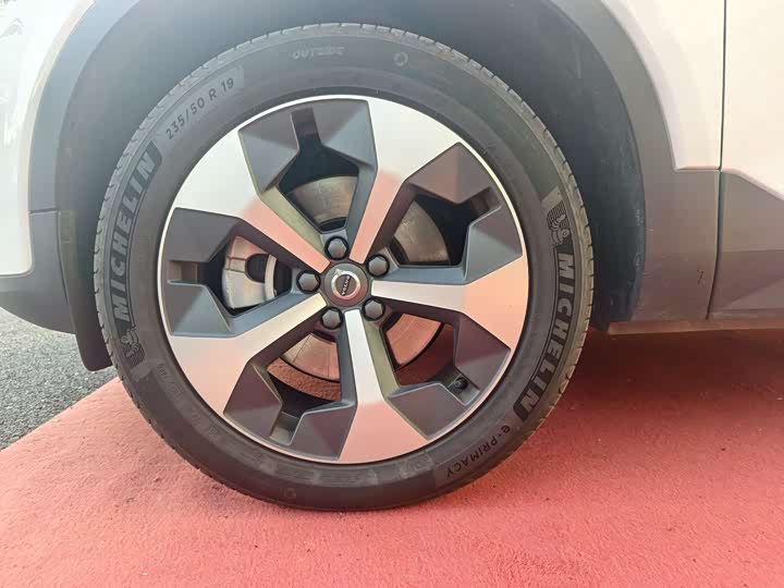 Фото 2 - Volvo XC40