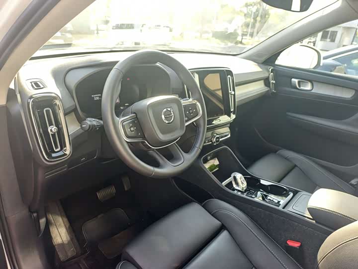 Фото 4 - Volvo XC40