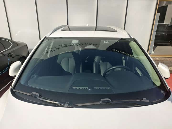 Фото 8 - Volvo XC40