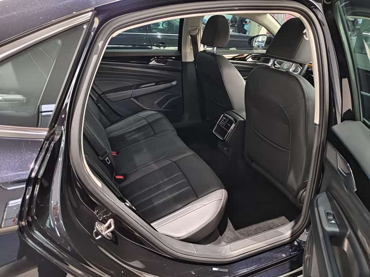 Фото 9 - Volkswagen Passat