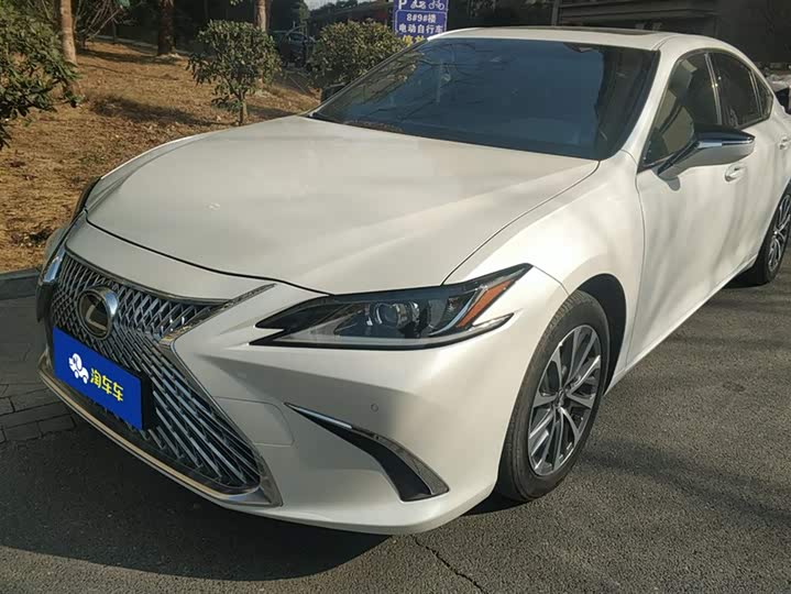 Фото 1 - Lexus ES