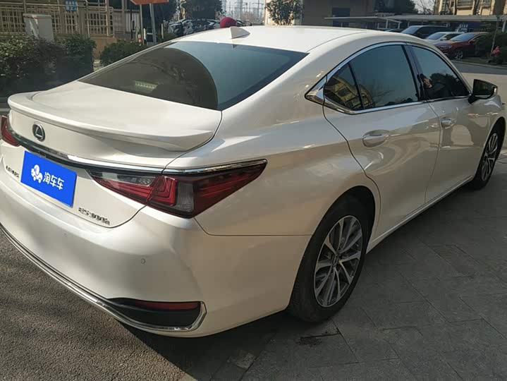 Фото 3 - Lexus ES