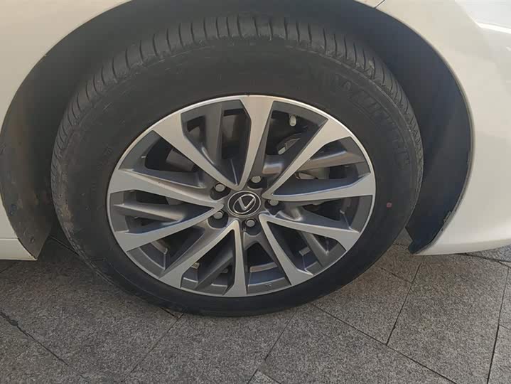 Фото 6 - Lexus ES