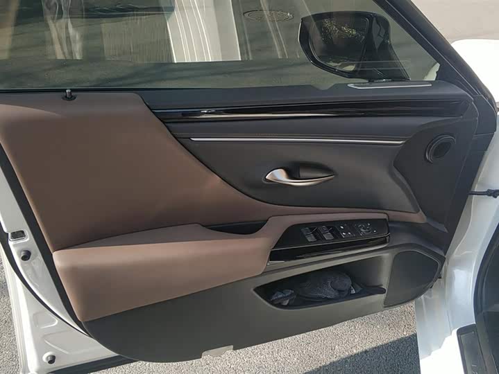 Фото 7 - Lexus ES