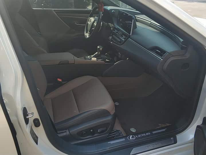 Фото 8 - Lexus ES