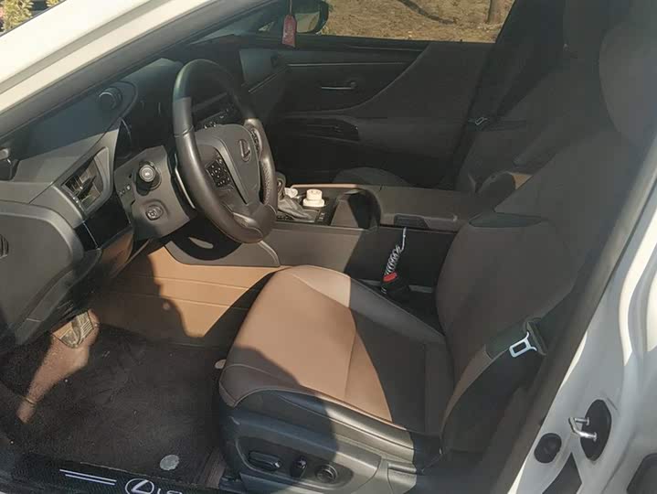 Фото 9 - Lexus ES