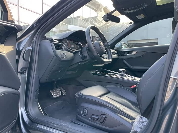 Фото 6 - Audi A4L